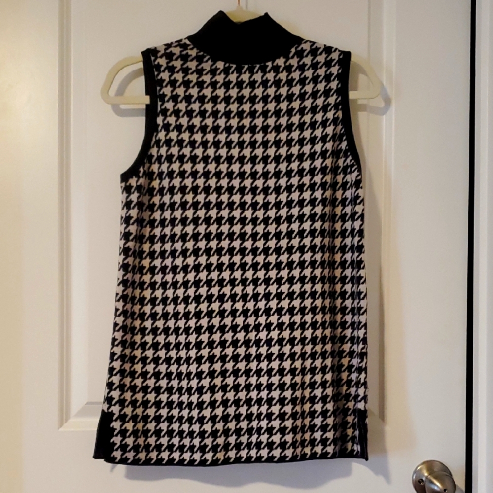 Chico's Black And White(?) Houndstooth Sleeveless Top
